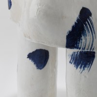 <a href="https://www.galeriegosserez.com/artistes/salomon-celine.html">Céline Salomon</a> - Owen - Table d'appoint Bleue & Blanche